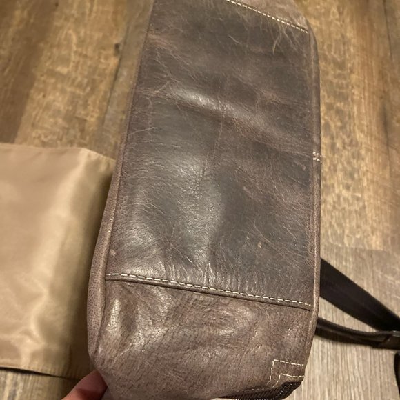 GUN TOTE'N MAMAS Brown leather concealed carry messenger bag - Picture 6 of 9